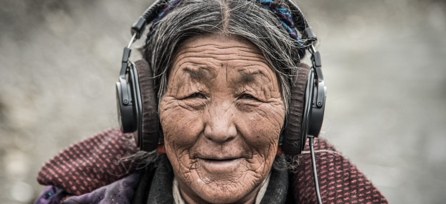 Une grand-mère qui écoute l'émission hebdomadaire La Voix Du Kaizen sur Radio Grand Brive