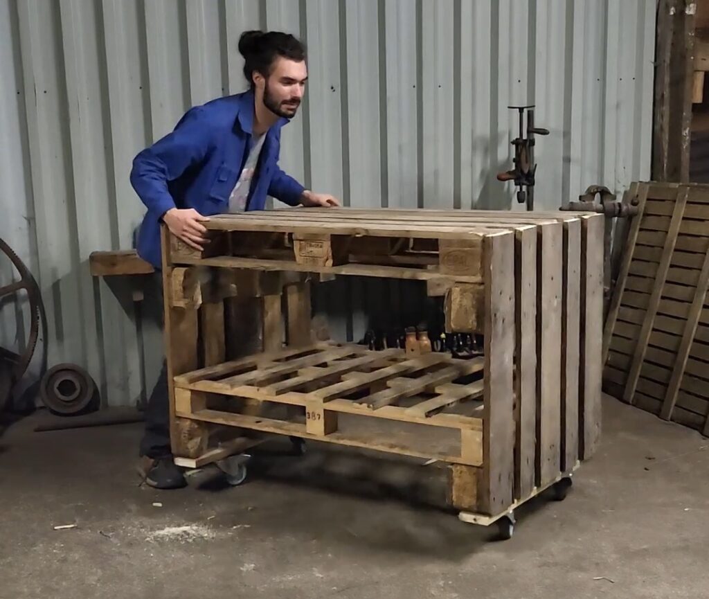vincent lowtech en train de pousser un établis en palette